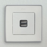 USB-розетка Simon 82 Detail, Цвет: Белый глянцевый / Основание хром