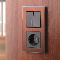 2-местная рамка Werkel Aluminium с двухклавишным выключателем с подсветкой, розеткой типа F, цвет рамки: коричневыи, цвет механизма: серо-коричневый